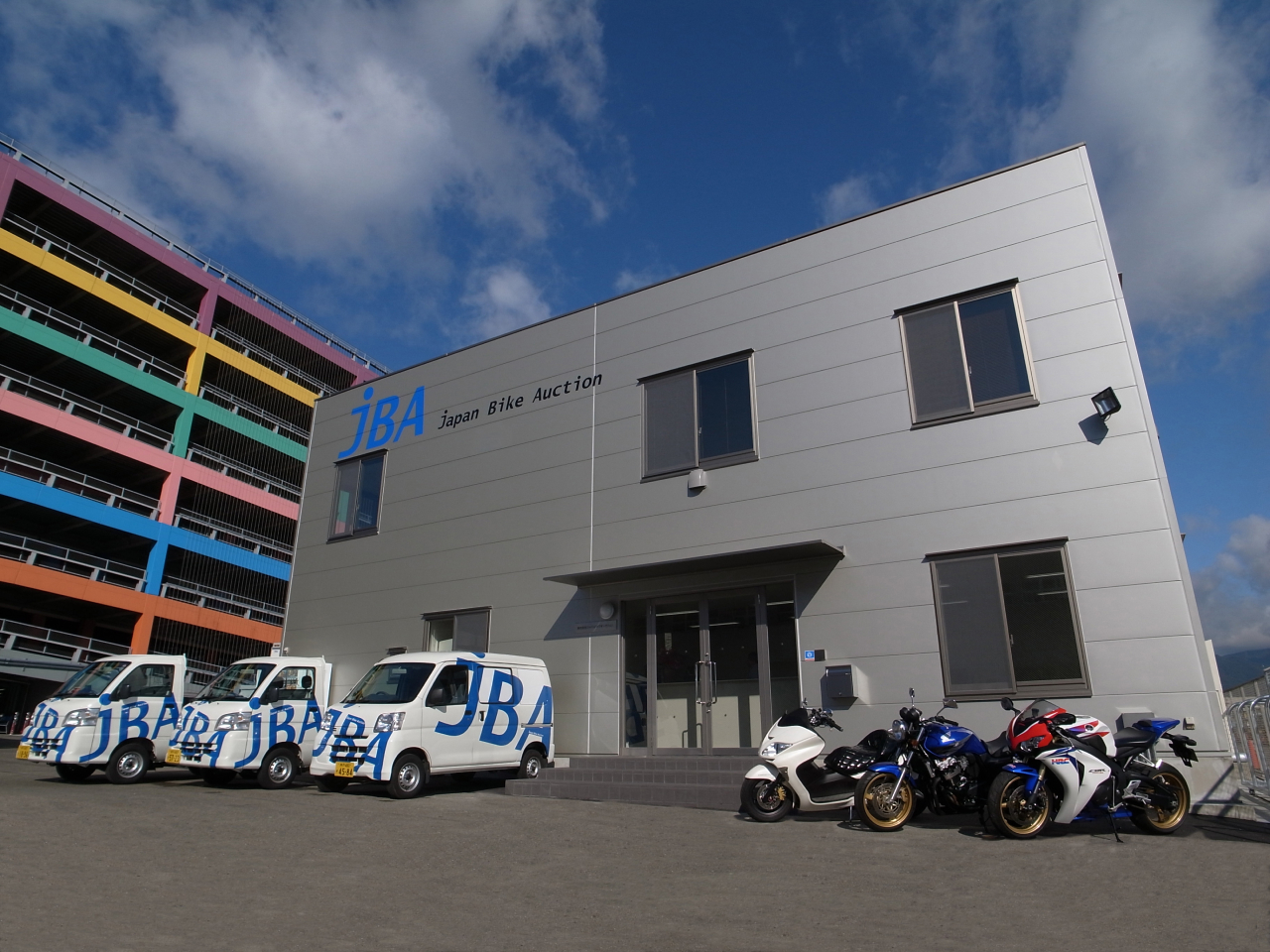 どちらの会場もアクセスのよい立地/バイクショップの経営をバックアップ